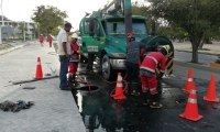 Las cuadrillas de Veolia y Essmar trabajando para superar la contingencia en El Cundí.