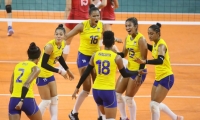 El equipo base de voleibol femenino durante el disputado partido ante México.