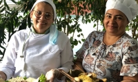 María Salomé Caro, a la derecha, con su plato 'Quinta de San Pedro Alejandrino'.