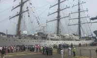 Visitantes a los veleros que llegaron a Santa Marta.