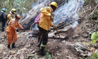  Unidades de las Defensa Civil y Bomberos controlan punto  de propagación de las llamas.