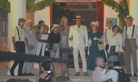 Carlos Vives y Claudia Elena Vásquez a su llegada a la fiesta estilo años 50 que se celebra en el Liceo Celedón.