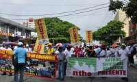 Miembros de la CUT marchando en el día del trabajador. 