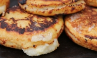 Las arepas y la lechona, de los platos típicos que pueden solicitarse por domicilio.