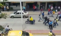 Comunidad ayuda al mototaxista para que se vaya del lugar. 