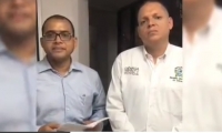 El abogado Álex Fernández acompañando al alcalde de Ciénaga, Edgardo Pérez.