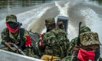  Guerrilleros del ELN en desplazamiento. 
