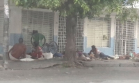 Venezolanos durmiendo en andenes de la ciudad.