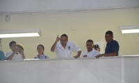 El alcalde Nene Pérez se asomó desde el Juzgado, ante los cienagueros que fueron a apoyarlo.