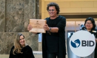 Carlos Vives y su esposa Claudia Elena Vásquez durante la presentación del proyecto ante el Banco Interamericano de Desarrollo.