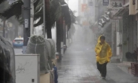 Un ciudadano japonés desafía los vientos del tifón Trami el sábado. 