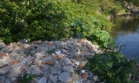 Escombros en el río Manzanares.