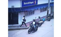 Los delincuentes huyeron en una motocicleta. 