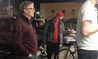 Bill Gates esperando su turno para comprar una hamburguesa.