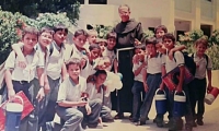 Gustavo Trujillo con los estudiantes del curso 2A en el año 1997, promoción 2006. 
