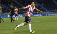 Roger Torres celebrando el gol de su debut con la camiseta 'tiburona'.
