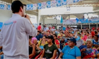 El Mello reunido con simpatizantes de su campaña.