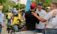 El Mello reunido con simpatizantes de su campaña.