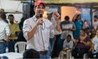 El Mello reunido con simpatizantes de su campaña.