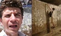 Miguel 'Mono' Martínez refiriendose a la publicidad que colocó en el Teatro Santa Marta.