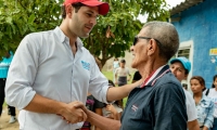 El Mello reunido con simpatizantes de su campaña.