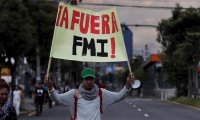 Manifestantes ecuatorianos protestan en las calles.