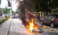 Hombre incendia su moto frente a Socol