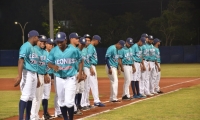 El equipo Leones debutando en el escenario deportivo samario.