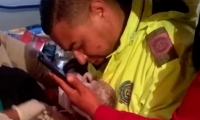 Policía reanimando a recién nacida