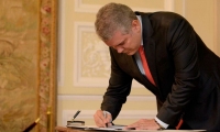 Iván Duque firmando el decreto para este 21 de noviembre.