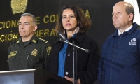 El Director de la Policía, General Óscar Atehortúa; la Ministra del Interior, Nancy Patricia Gutiérrez y el ViceDefensor, Jorge Calero.