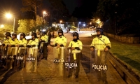  Los policías resultaron heridos en Bogotá y Cali.