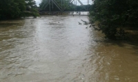 El pequeño se bañaba con sus familiares en el río San Sebastián.