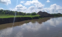 los altos niveles del Río Magdalena que afectan el sector de La Bonga, vía que comunica a Salamina con El Piñón