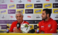 El DT Julio Comesaña y el capitán Sebastián Viera en la rueda de prensa.