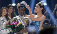 Momento en que la representante de Sudáfrica recibe su corona como Miss Universo.