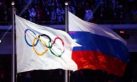 Bandera olímpica y bandera de Rusia.