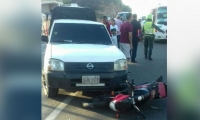 Según testigos del incidente, supuestamente el vehículo arrolló a los motorizados.