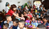 La Gobernadora Rosa Cotes llegó con la caravana de 'la felicidad' a Santa Marta.