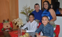 Omar García, su esposa, Maciel López Rosado y sus hijos Juan Gabriel y María José 