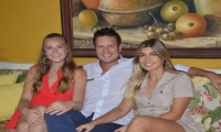 Daniel Cabrales en compañía de su hermana Isabella y su prometida María Fernanda Rodríguez.