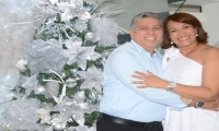 El reconocido otorrinolaringólogo, Antonio Urbina; su esposa, la gerente de Transporte Sensación, Naerobis Alvarado 