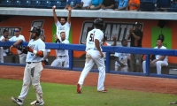 Jugadores de Gigantes celebran un batazo.