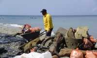 Colchones, partes de vehículos y electrodomésticos fueron retirados de las playas