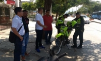 Momento en que Policía impone el comparendo ambiental.