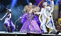 La Reina coronada con el Rey Momo.