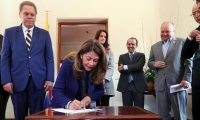 La vicepresidente Marta Lucía Ramírez firma el pacto ante la vista de varios dirigentes deportivos. 