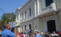 Los profesores del Distrito realizaron un plantón este jueves frente a la Alcaldía.