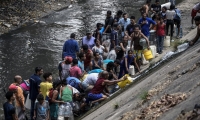 Decenas de venezolanos recurren al río para suplir sus necesidades de escasez de agua