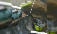 Así sale el agua negra en la casa del denunciante.